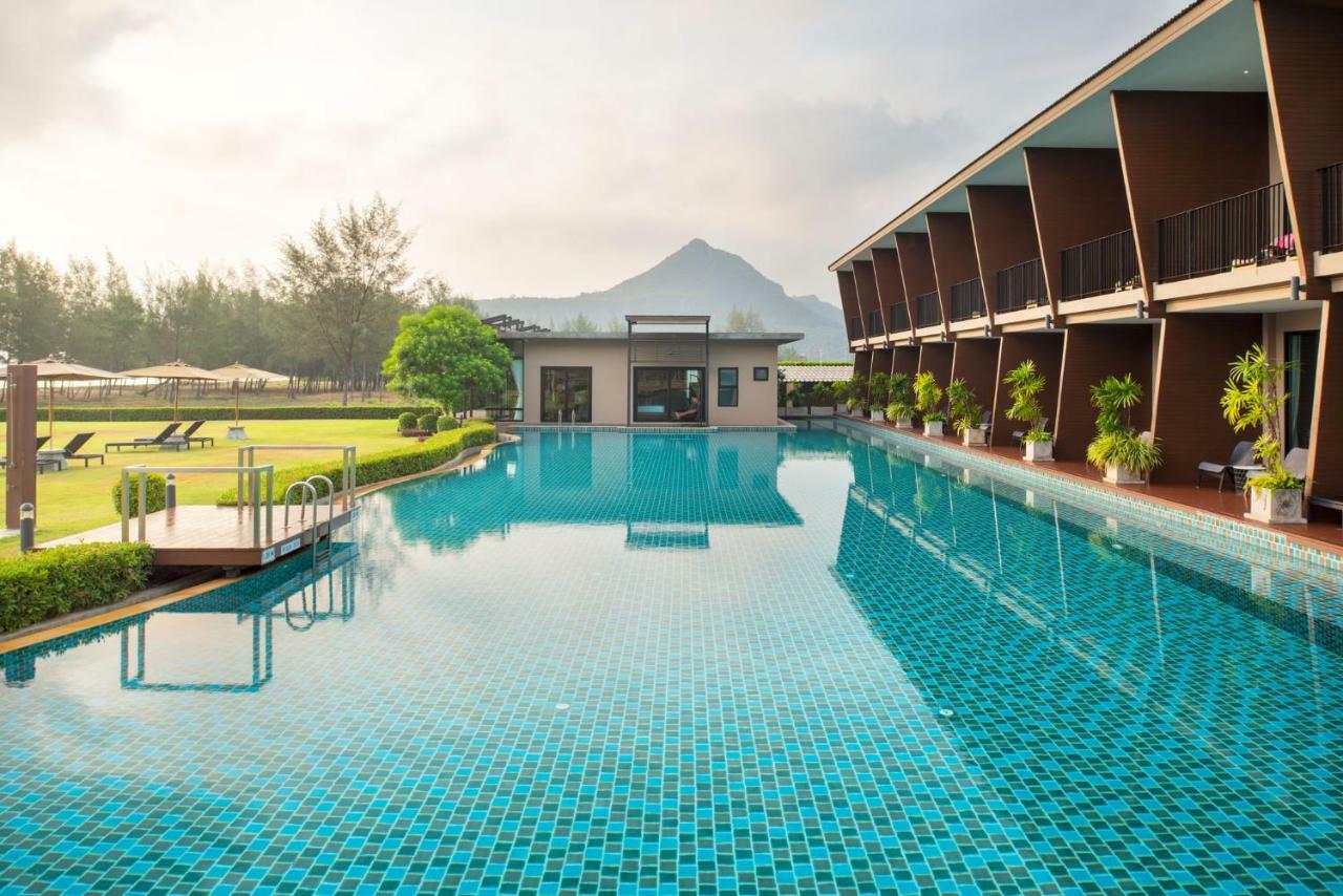 La Isla Pranburi Beach Resort Sam Roi Yot Exterior photo